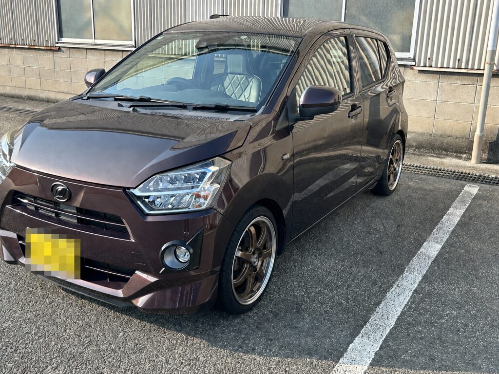 社外アルミホイールを装着したミライースを斜め前から見た外観