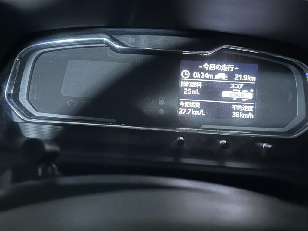 ミライースのメーターに今回燃費27.7km/Lと走行距離21.9kmが表示されている様子