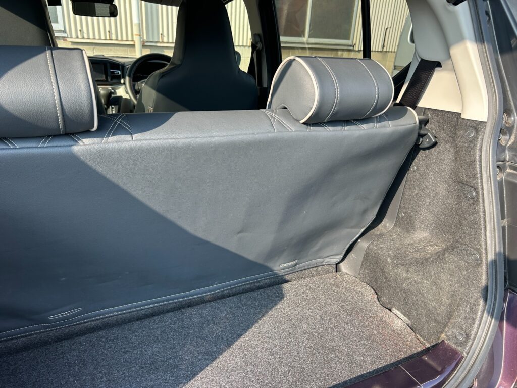 ミライースの荷室側から見た後部座席とラゲッジスペース